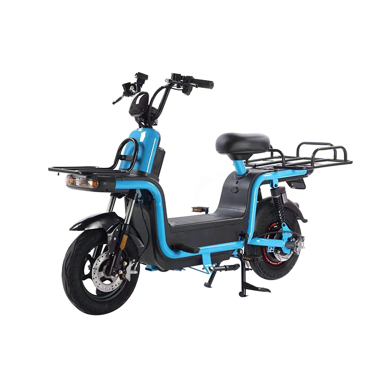 Bagaimana distribusi bobot dan pusat gravitasi sepeda motor listrik ini dibandingkan dengan sepeda motor setara ICE?